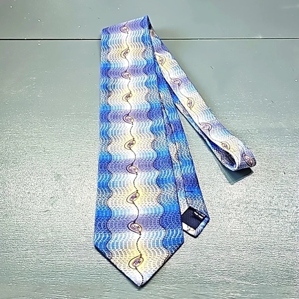 ENRICO CAPUCCI mens 100 % silk hand made tie. New York Rome. Blue/gold. 60 X‎ 4